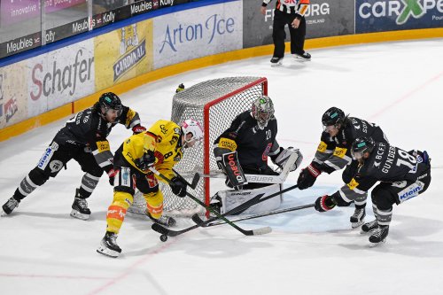 Grâce à un énorme Reto Berra, Fribourg fait le break contre Berne