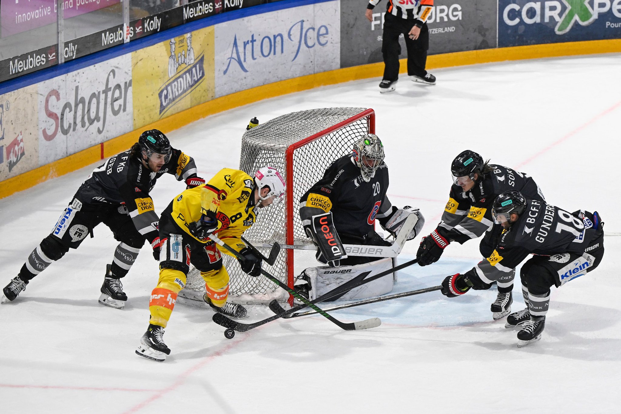 Grâce à un énorme Reto Berra, Fribourg fait le break contre Berne