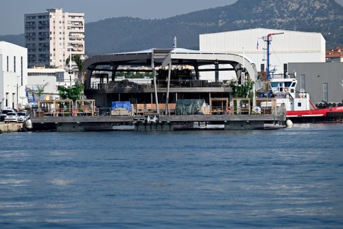 « Canua Island », une plage flottante symbole du malaise grandissant de la Côte d’Azur face au tourisme des ultra-riches