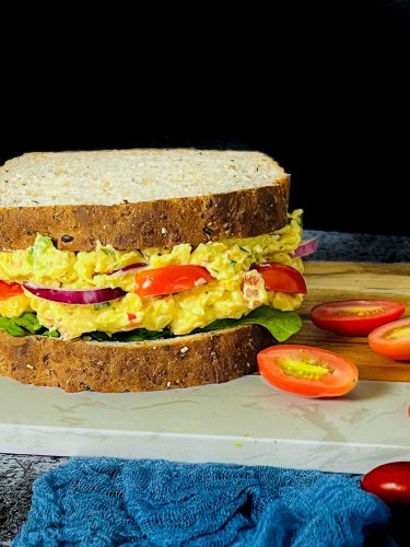 Time Crunch? This Creamy Chickpea Salad Sandwich Takes Just 15 Minutes!