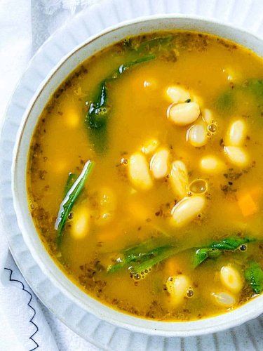Light & Bright: White Bean and Spinach Soup (Vegan)