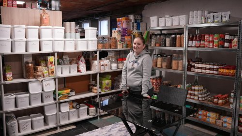 50 kg de pâtes, 104 pots de sauce tomate… Dans son garage, Alysson a de quoi tenir un an