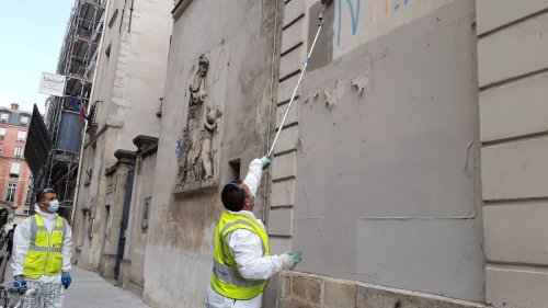 Tags à Paris : le travail «sans fin» des agents de la propreté
