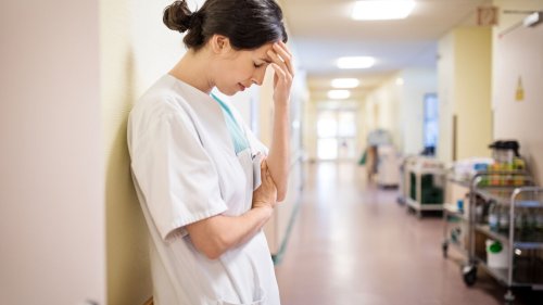 « Certains nous appellent, cachés dans les toilettes, car ils n’osent pas retourner en stage » : l’épuisement des étudiants infirmiers