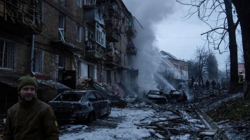 Guerre en Ukraine : les frappes «contre des infrastructures civiles sont un crime de guerre», dénonce Macron