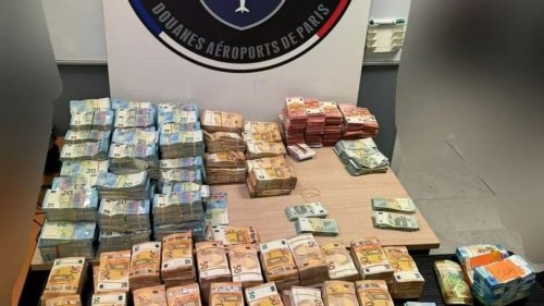 Aéroport de Roissy : arrêtés avec près de 3 millions d’euros en petites coupures dans leurs valises