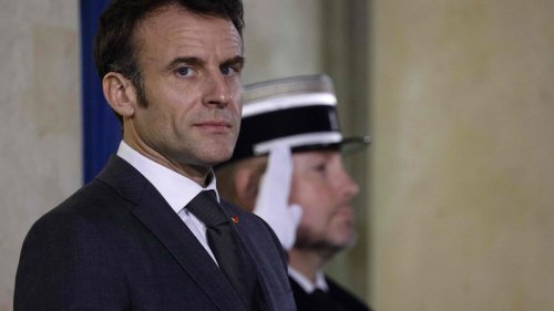 Consultations, interview : après l’échec des motions de censure, Macron accélère