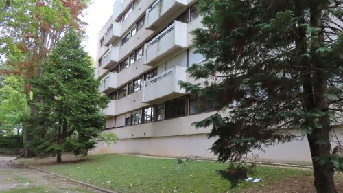Un adolescent force son père à sauter du 4e étage et menace de tuer sa mère : à Villejuif, les voisins sous le choc