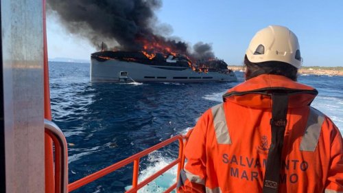 Espagne : un yacht neuf de 45m, estimé 25 millions de dollars, détruit par les flammes