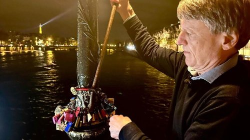 À Paris, sur le pont des Arts, ces riverains profitent de la nuit pour retirer les cadenas des touristes