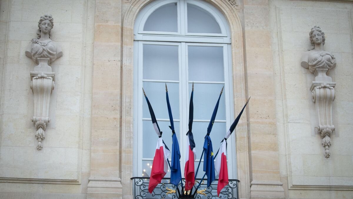 Drapeaux en berne après la mort du pape : principe de « laïcité » ou hommage diplomatique ? 5 minutes pour comprendre la polémique