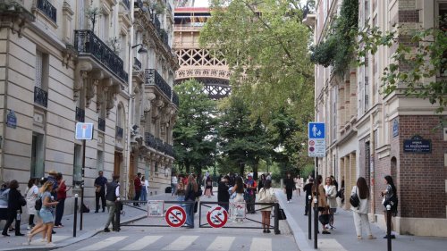 « Le monde entier vient ici » : dans les quartiers touristiques de Paris, « l’enfer du décor » pour les habitants