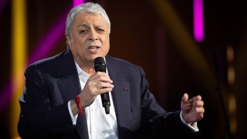 « Heureusement que ce n’étaient que des boules puantes » : Enrico Macias continue malgré tout son concert au Dôme de Paris