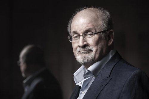 6 mois après son agression, Salman Rushdie est de retour