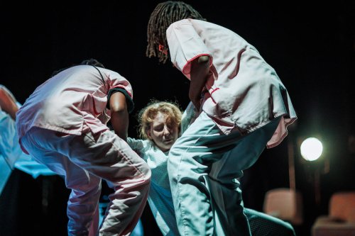 “Pratique de la ceinture, Ô ventre” : Vanessa Amaral signe un premier spectacle percutant