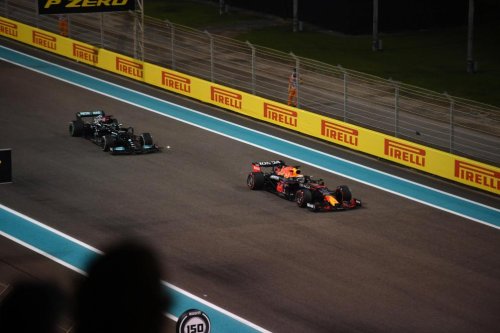 GP d’Abou Dhabi: revivez l’incroyable dernier tour entre Max Verstappen et Lewis Hamilton (vidéo)