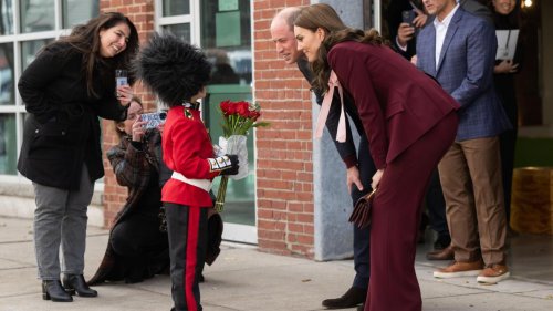 Un petit garçon habillé en garde royal anglais rencontre Kate et William aux États-Unis (photo)