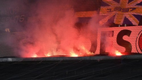 Le coup d’envoi de Saint-Trond – Union retardé à cause de flammes provoquées par des fumigènes (photos)