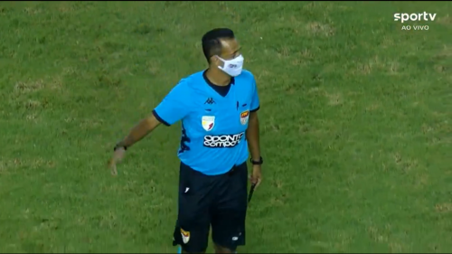 La scène effroyable lors d’un match de foot au Brésil: un supporter monte sur le terrain et menace les joueurs adverses d’un couteau (vidéo)