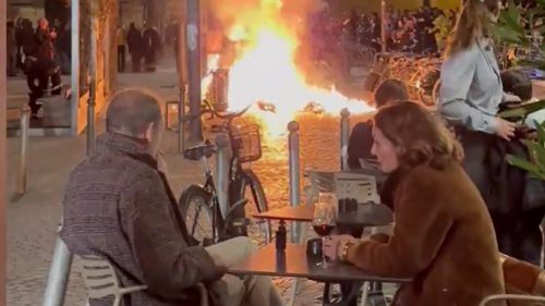 Des Français profitent d’un verre de vin en terrasse alors que la route prend feu (vidéo)