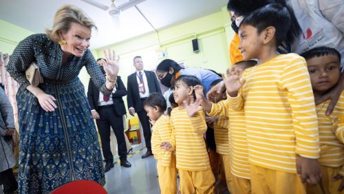 Les premiers pas de la reine Mathilde au Bangladesh (vidéo)