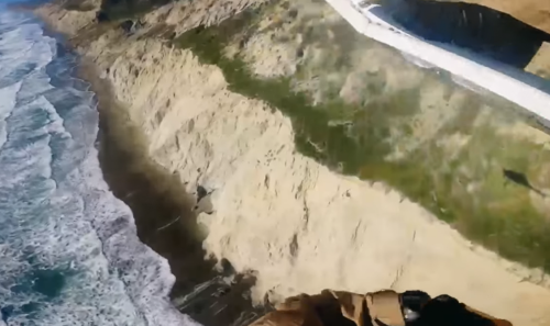 Coincé à flanc de falaise en Californie, un homme est secouru par un hélicoptère (vidéo)