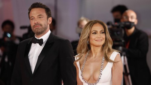 La vidéo de Jennifer Lopez recadrant Ben Affleck aux Grammy Awards devient virale