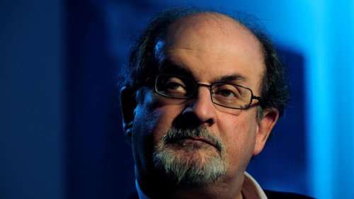 Salman Rushdie n’est plus sous assistance respiratoire, son agresseur se serait radicalisé après un séjour au Liban
