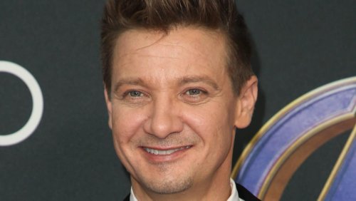 Jeremy Renner marche pour la première fois, trois mois après son accident de chasse-neige (photos)