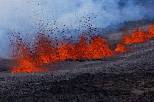 Les images impressionnantes de l’éruption du plus gros volcan actif du monde (photos)