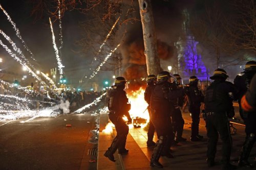 Réforme des retraites en France: la tension monte entre forces de l’ordre et manifestants à Paris (photos et vidéo)