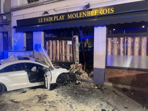 Bruxelles: une voiture termine dans la vitrine d’un café