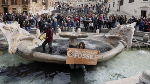 Des activistes vandalisent la célèbre Fontaine Barcaccia à Rome (vidéo)