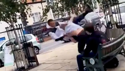 Un homme agresse sans le savoir un champion du monde junior de jujitsu… à ses dépens (vidéo)
