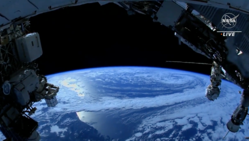 Les images spectaculaires de la sortie extravéhiculaire de deux astronautes (vidéos)