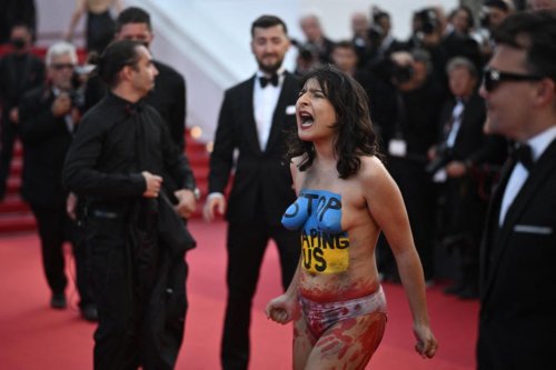Festival de Cannes: une femme dénonce les viols russes en Ukraine sur le tapis rouge (vidéo)