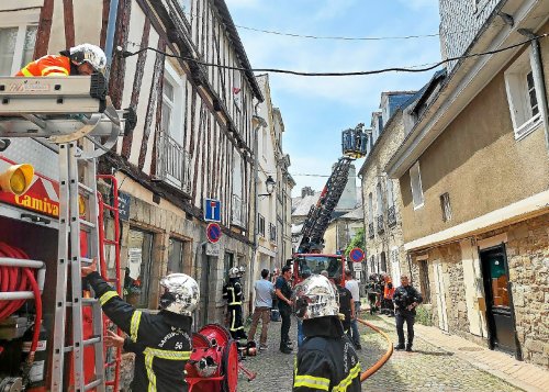 À Vannes, de nombreux pompiers mobilisés sur un incendie dans le centre historique [En images]