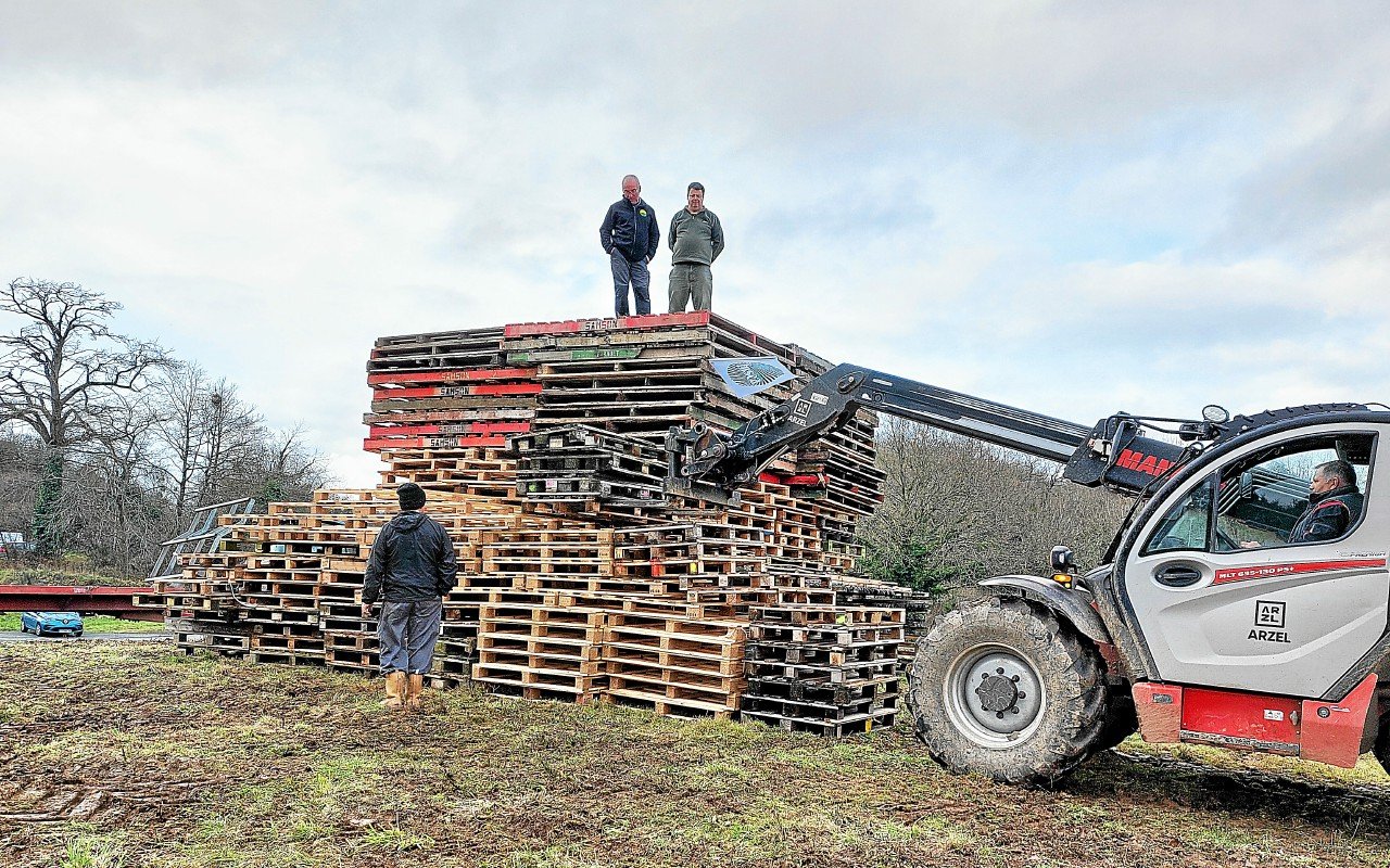 « Aller le plus haut possible » : contre le Mercosur, le phare en palettes prend de la hauteur près de Guingamp [En images]
