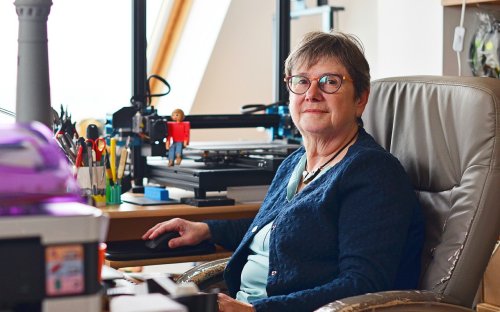 Chez Catherine, 67 ans, les quatre imprimantes 3D « ont remplacé les livres »