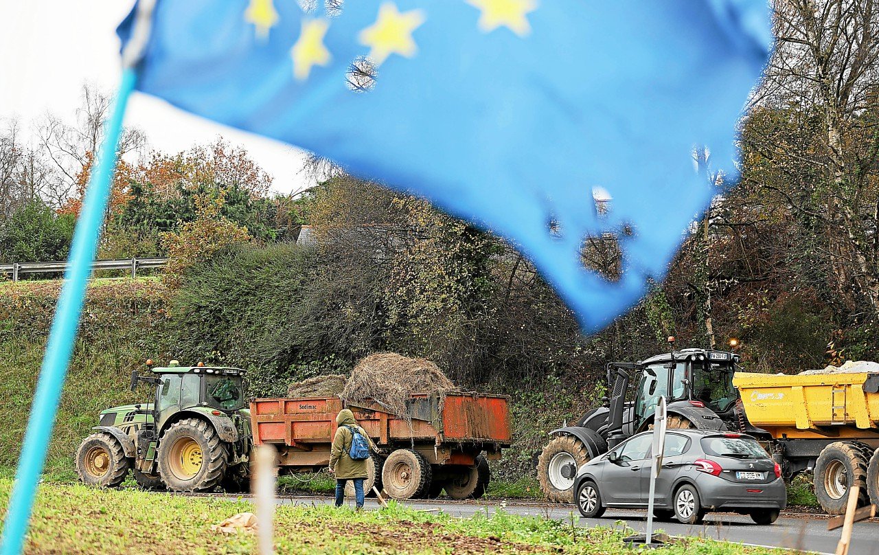Les agriculteurs des Côtes-d’Armor de retour sur un rond-point près de Guingamp ce mardi