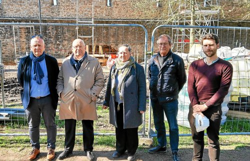 « Le chantier devrait être terminé dans un mois » : élus, Drac, architecte et entreprise au chevet des remparts, à Port-Louis