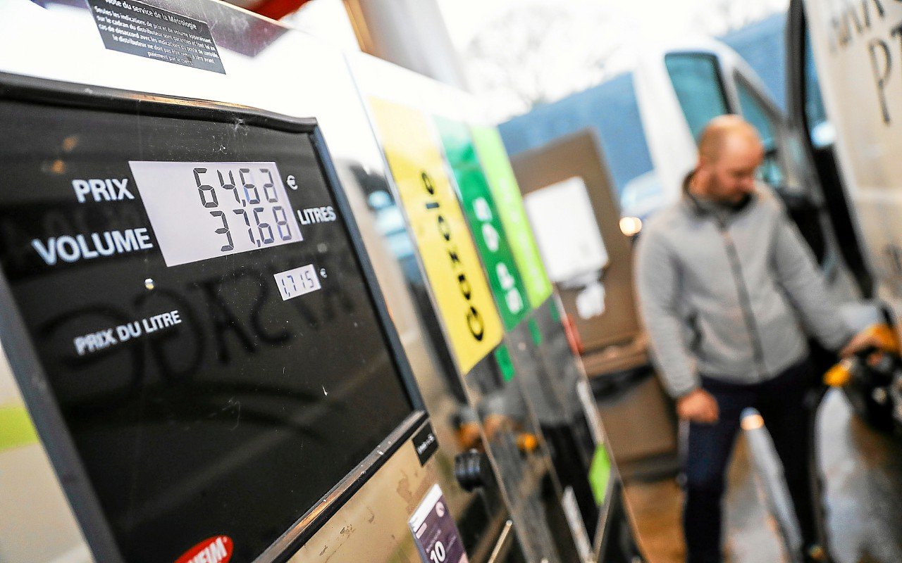 Le prix du carburant à la pompe suit-il vraiment le prix du pétrole ? 🔒