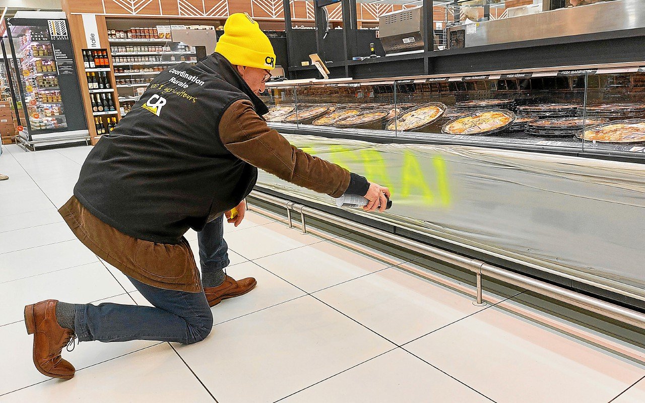« Ce beurre n’est pas français » : des agriculteurs en colère manifestent dans cet hypermarché Leclerc de Rennes