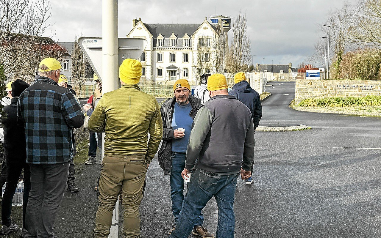 Une vingtaine d’agriculteurs, bonnet jaune sur la tête, a manifesté devant l’entreprise Hénaff à Pouldreuzic