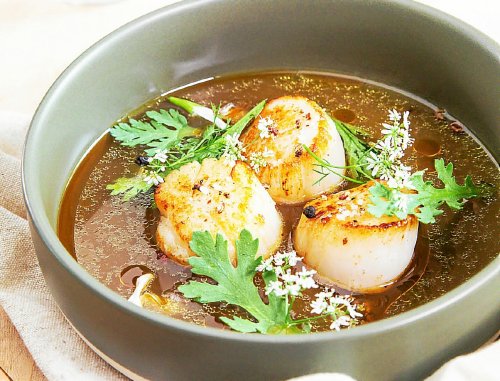 Bouillon façon ramen et noix de Saint-Jacques de la baie de Saint-Brieuc