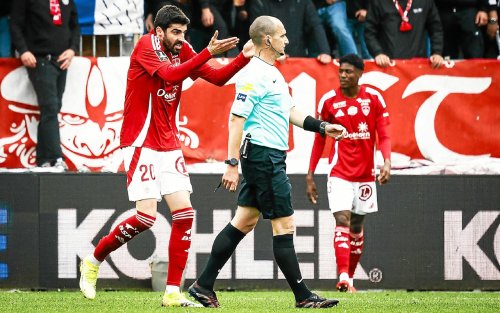 « La décision de l’arbitre a tué le match » : réduit à dix avant la pause contre Lens, le Stade Brestois s’estime floué