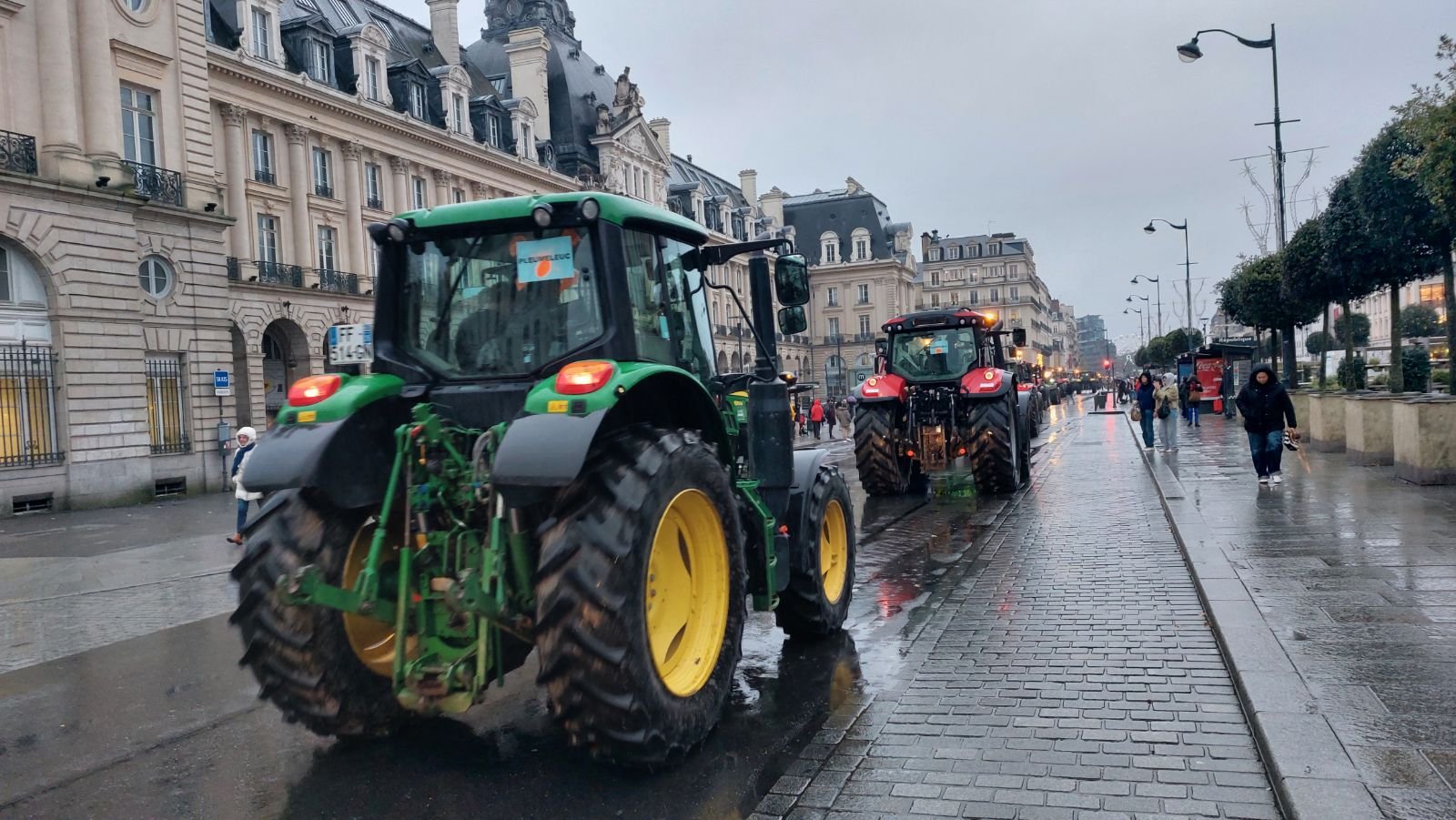 DIRECT – Manifestation des agriculteurs à Rennes : 150 tracteurs dans le centre-ville, opération escargot sur la rocade