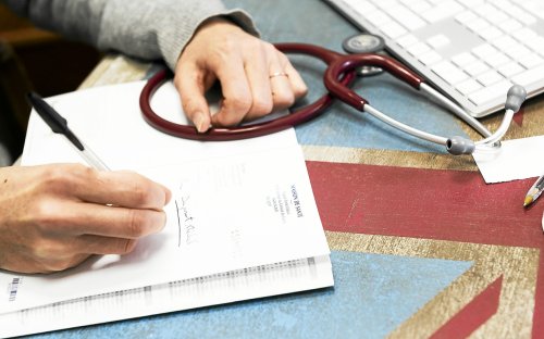 Déserts médicaux : le Sénat encadre l’installation des médecins et approuve le « pacte » Bayrou
