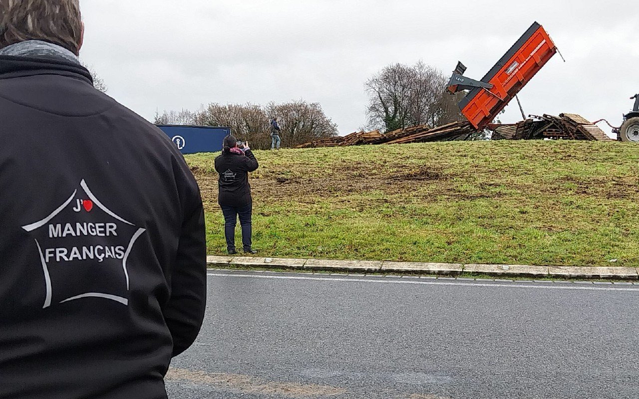 Près de Guingamp, les agriculteurs en colère veulent ériger un phare en palettes