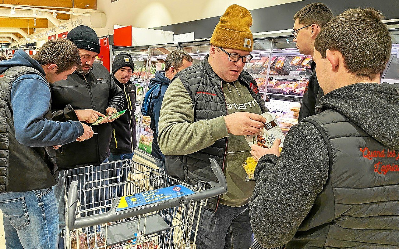 « On se fout de nous » : à Lamballe, les Jeunes agriculteurs ont contrôlé les origines des produits des rayons de grandes surfaces